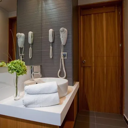 מלון Semiramis 4*